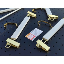 Вішалка з прищіпками  та позолоченим гачком 35х1см (біла)